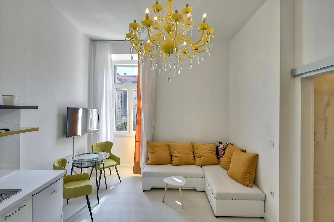 Collins Amethyst Center Apartment Pula Croatia