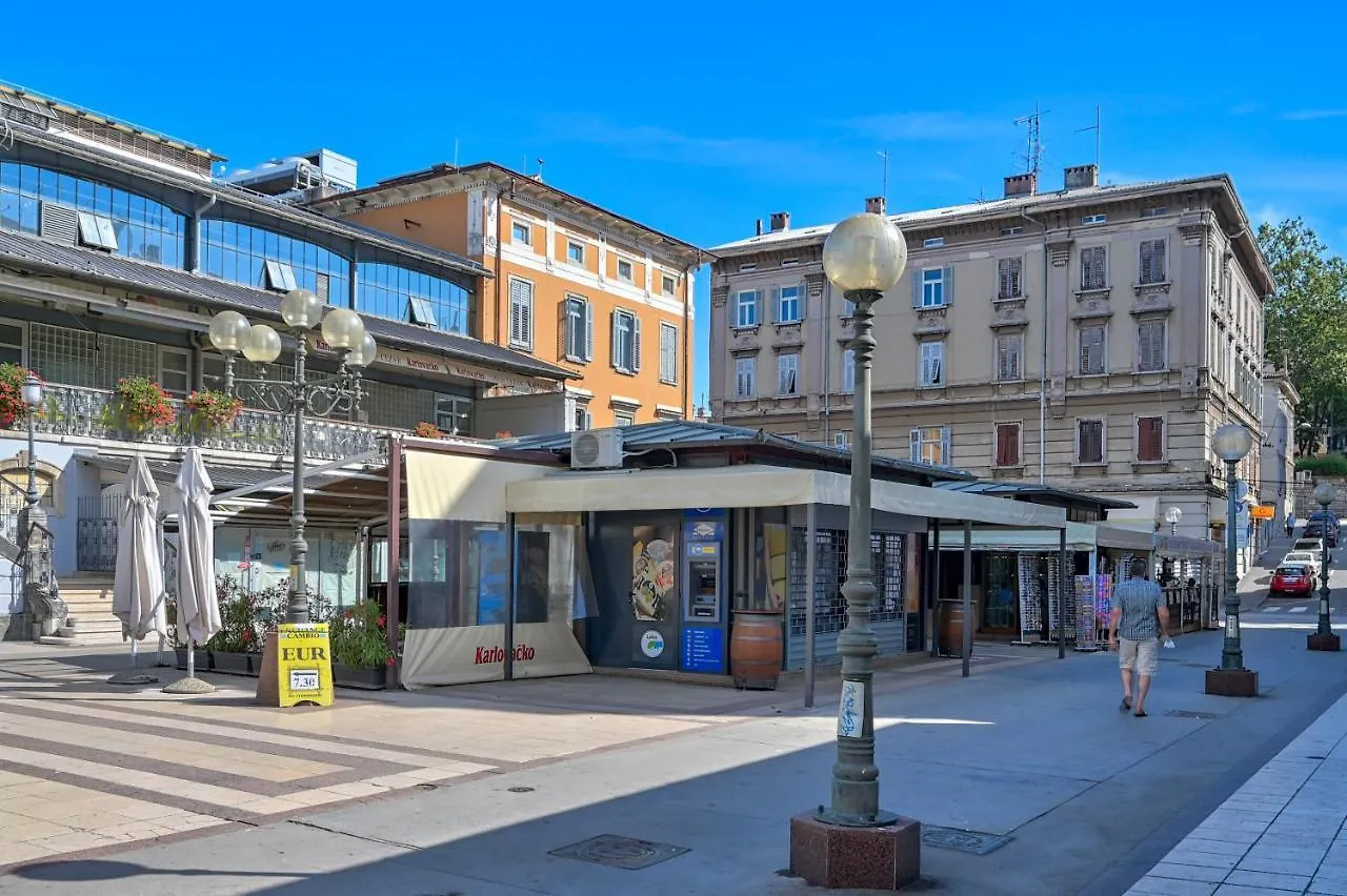 Collins Amethyst Center Apartment Pula