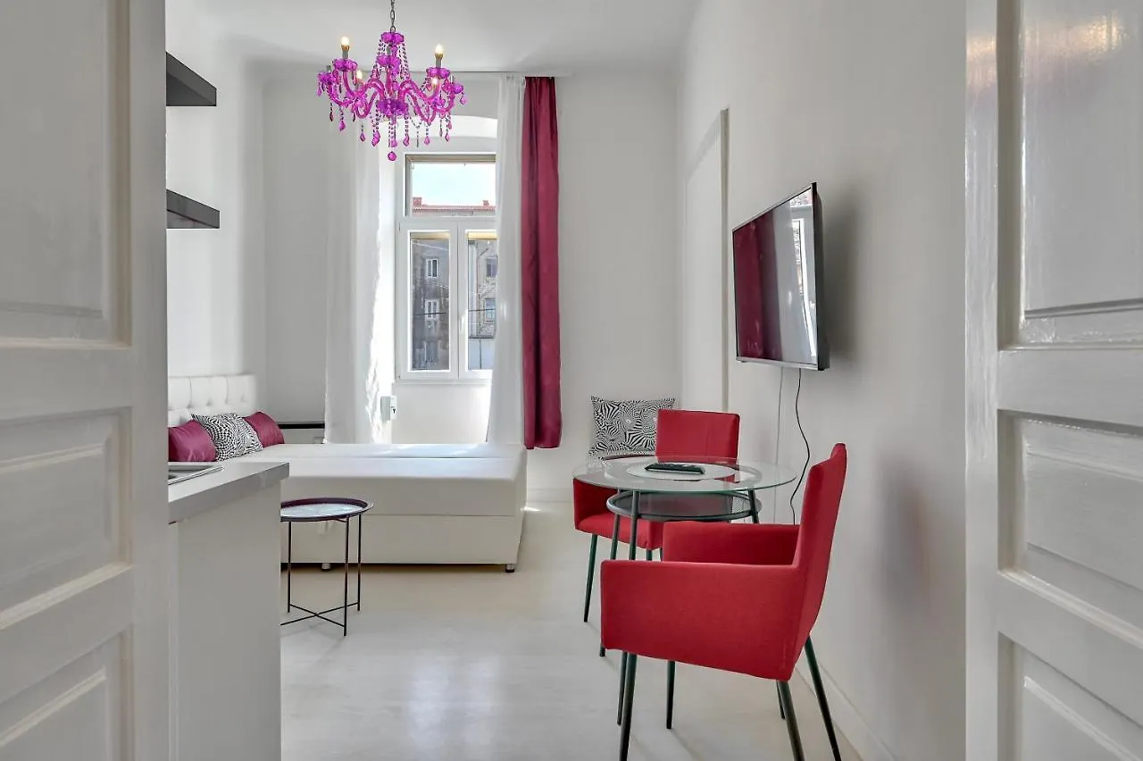Collins Amethyst Center Apartment Pula