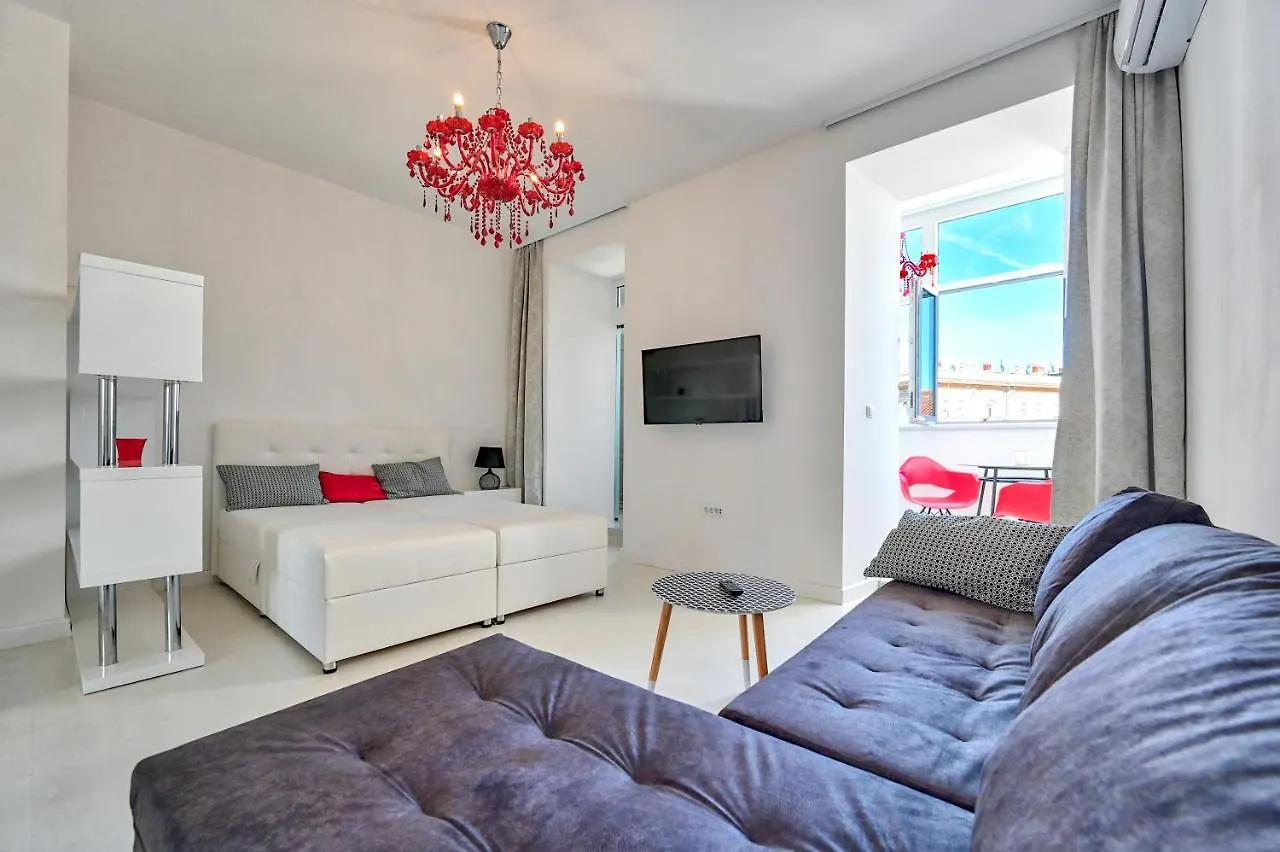 Collins Amethyst Center Apartment Pula